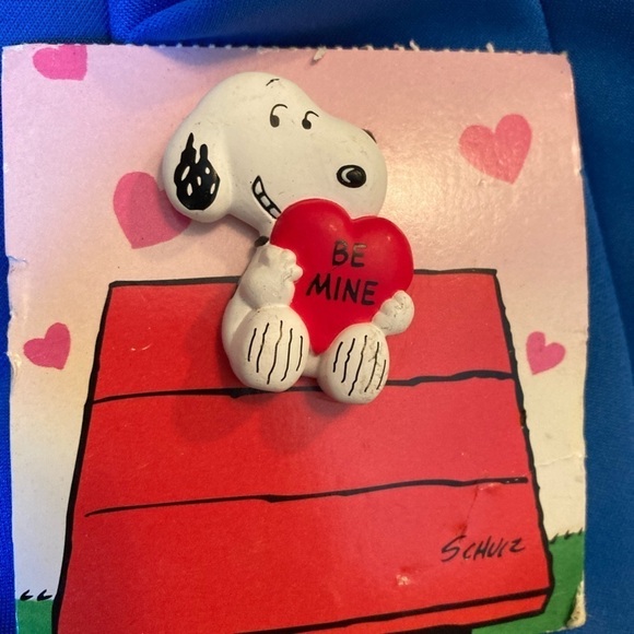 Vintage‎ Hallmark Snoopy Valentines Day Pin - Picture 2 of 4